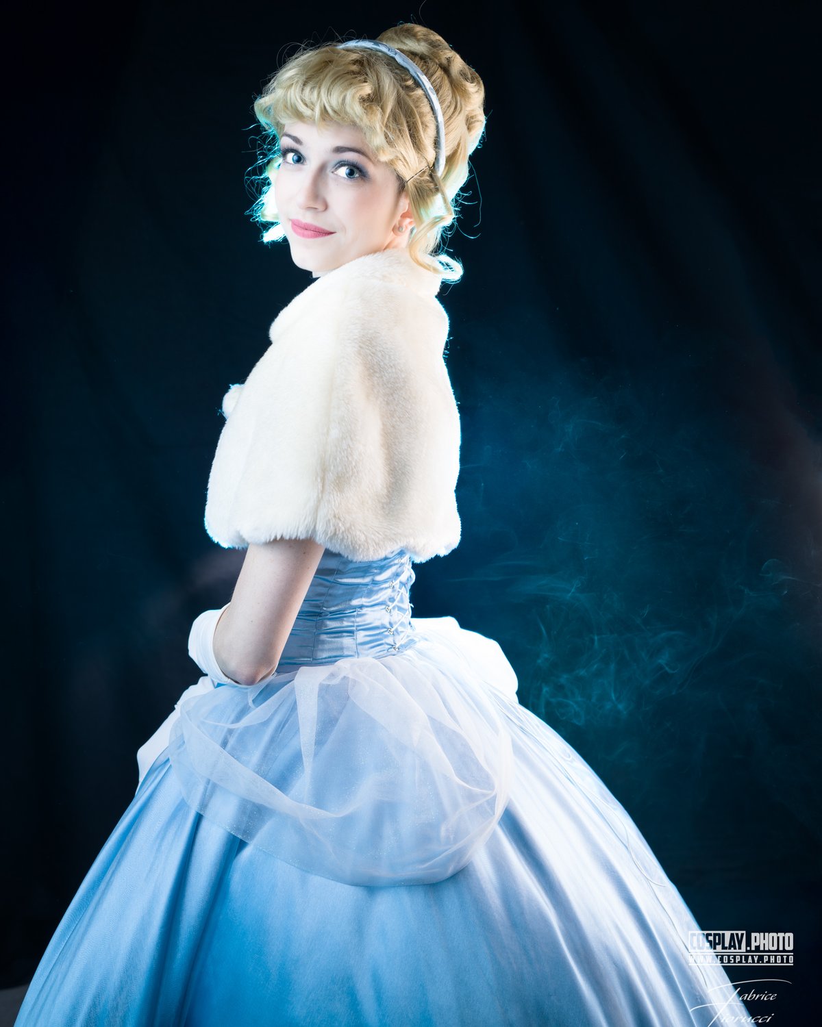 Cosplay Cendrillon (Disney), robe de bal bleue et étole en fourrure blanche — Fabrice Fiorucci Photographe