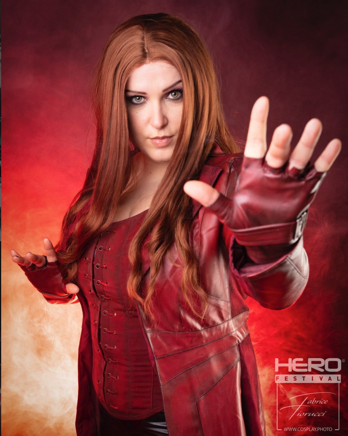 Cosplay Scarlet Witch (Marvel), chevelure rousse et halo de magie rouge — Fabrice Fiorucci Photographe