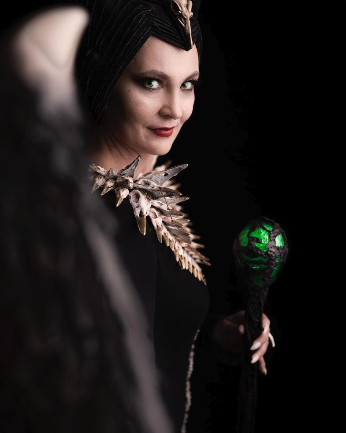 Cosplay Maléfique (Disney - Mistress of Evil), cornes noires et sceptre à orbe vert — Fabrice Fiorucci Photographe