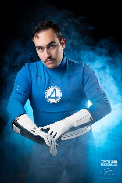 Cosplay Mr Fantastique (Marvel), combinaison bleue au « 4 » sous halo lumineux — Fabrice Fiorucci Photographe