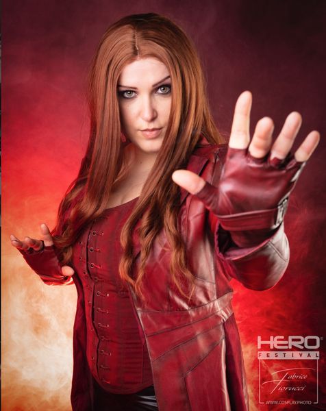 Cosplay Scarlet Witch (Marvel), chevelure rousse et main tendue sous halo rouge — Fabrice Fiorucci Photographe
