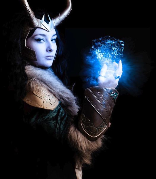 Cosplay Lady Loki (Marvel), casque à cornes dorées et énergie bleue cristalline — Fabrice Fiorucci Photographe