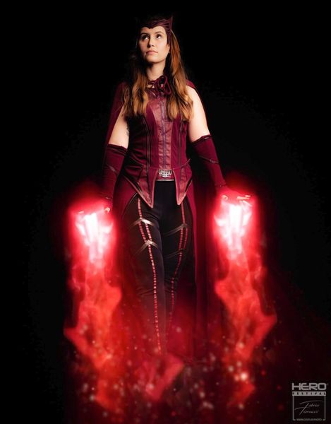 Cosplay Scarlet Witch (Marvel) pleine silhouette, magie rouge aux mains — Fabrice Fiorucci Photographe