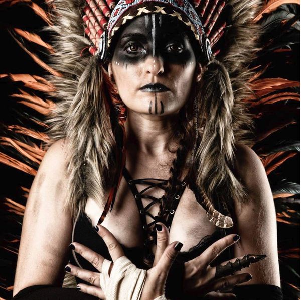 Cosplay tribal amérindien, coiffe à plumes et maquillage noir, atmosphère sombre — Fabrice Fiorucci Photographe