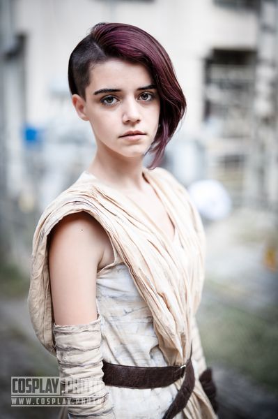 Cosplay Rey (Star Wars), portrait rapproché dans une ruelle industrielle — Fabrice Fiorucci Photographe