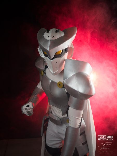 Cosplay armure futuriste blanche, casque profilé sur halo rouge — Fabrice Fiorucci Photographe