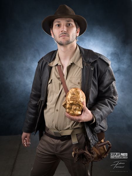 Cosplay Indiana Jones (Lucasfilm), chapeau cuir et crâne doré en main — Fabrice Fiorucci Photographe