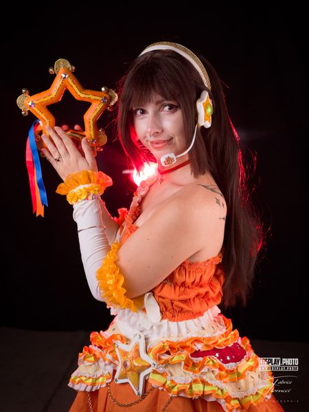 Cosplay magical girl orange à baguette étoile, casque headset et nœud rubans — Fabrice Fiorucci Photographe