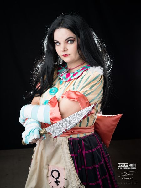 Cosplay Alice (American McGee's Alice), tablier ensanglanté et couteau, regard sombre — Fabrice Fiorucci Photographe