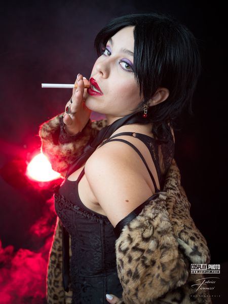 Cosplay femme fatale film noir, cigarette aux lèvres et étole léopard sous fumée rouge — Fabrice Fiorucci Photographe