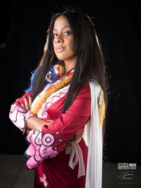 Cosplay Boa Hancock (One Piece), kimono rouge à motifs et écharpe blanche — Fabrice Fiorucci Photographe