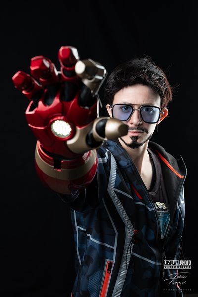 Cosplay Tony Stark / Iron Man (Marvel), pose iconique gantelet tendu sous éclairage rasant — Fabrice Fiorucci Photographe