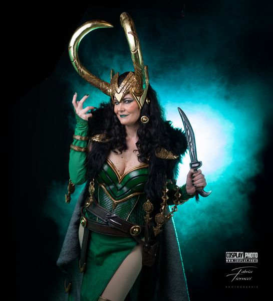 Cosplay Lady Loki (Marvel), portrait halo turquoise, casque doré et cape verte — Fabrice Fiorucci Photographe