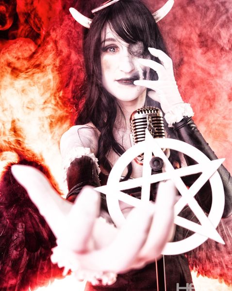 Cosplay démone à cornes blanches, micro vintage et pentacle blanc sur fond rouge — Fabrice Fiorucci Photographe