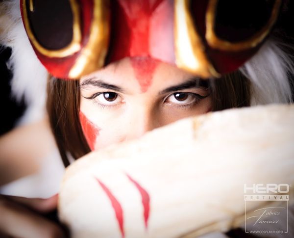 Cosplay Princesse Mononoké (Ghibli), masque rouge à oreilles dorées et peintures de guerre — Fabrice Fiorucci Photographe
