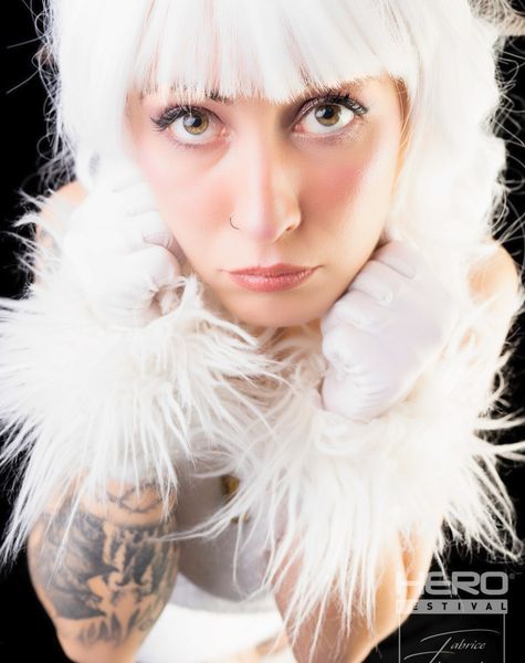 Cosplay créature des neiges, perruque blanche et boa de plumes ivoire — Fabrice Fiorucci Photographe