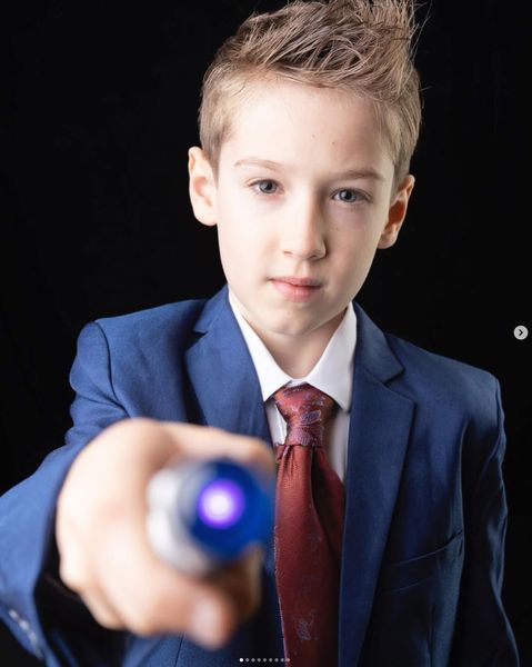 Cosplay enfant Eleven (Stranger Things), costume bleu et lampe torche bleutée — Fabrice Fiorucci Photographe