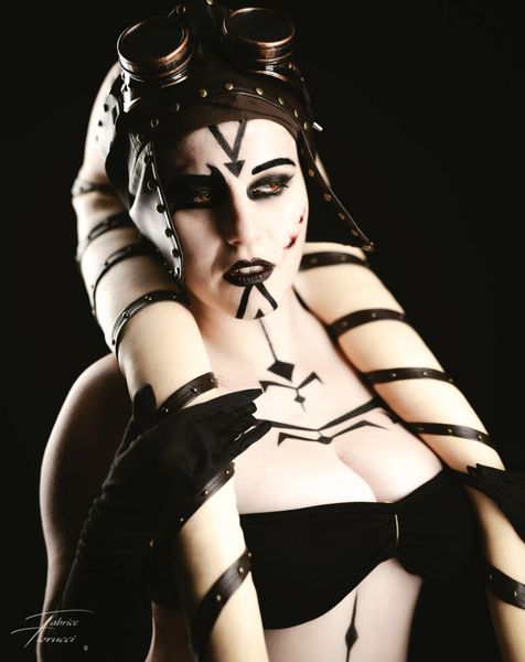 Cosplay Twi'lek Sith (Star Wars), casque cuir à goggles, tatouages noirs et corset — Fabrice Fiorucci Photographe