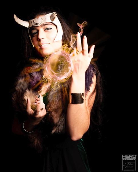 Cosplay Lady Loki (Marvel), portrait magie ambre et cape de fourrure — Fabrice Fiorucci Photographe