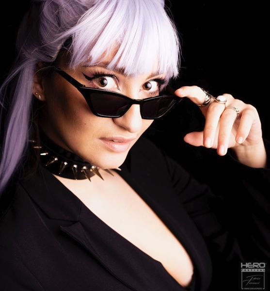 Cosplay diva lavande à collier à pics et lunettes cat-eye noires — Fabrice Fiorucci Photographe