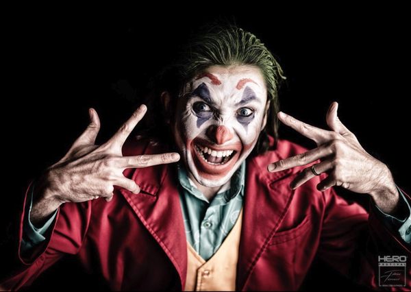 Cosplay Joker (Joaquin Phoenix, DC), veste rouge, maquillage clown et cheveux verts — Fabrice Fiorucci Photographe