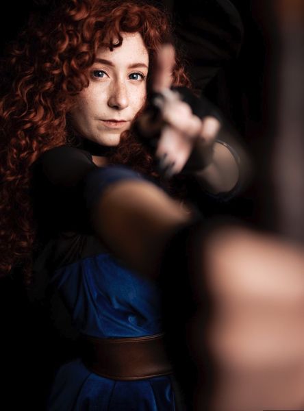 Cosplay Merida (Rebelle / Pixar), chevelure rousse bouclée, robe bleue et arc tendu — Fabrice Fiorucci Photographe