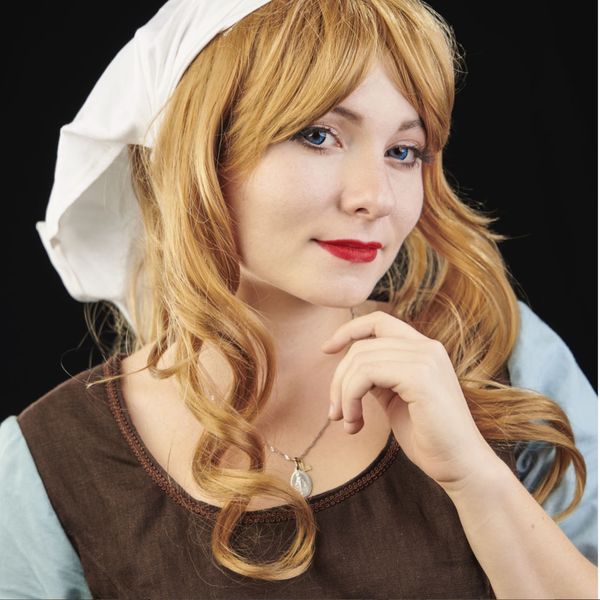 Cosplay paysanne médiévale, coiffe blanche, cheveux blonds bouclés et tablier brun — Fabrice Fiorucci Photographe