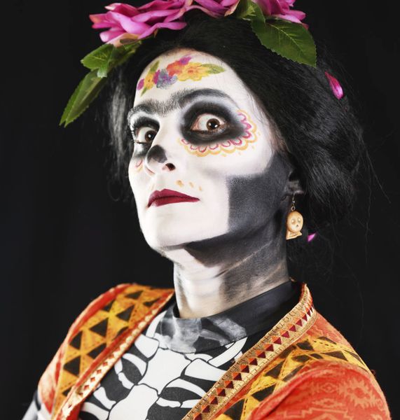 Cosplay Catrina (Día de los Muertos), portrait à couronne de roses pourpres et maquillage sucre — Fabrice Fiorucci Photographe