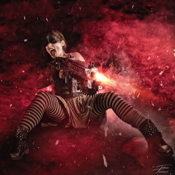 Cosplay survivante steampunk, mitraillette qui crache, bas rayés et bandeau sur les yeux — Fabrice Fiorucci Photographe