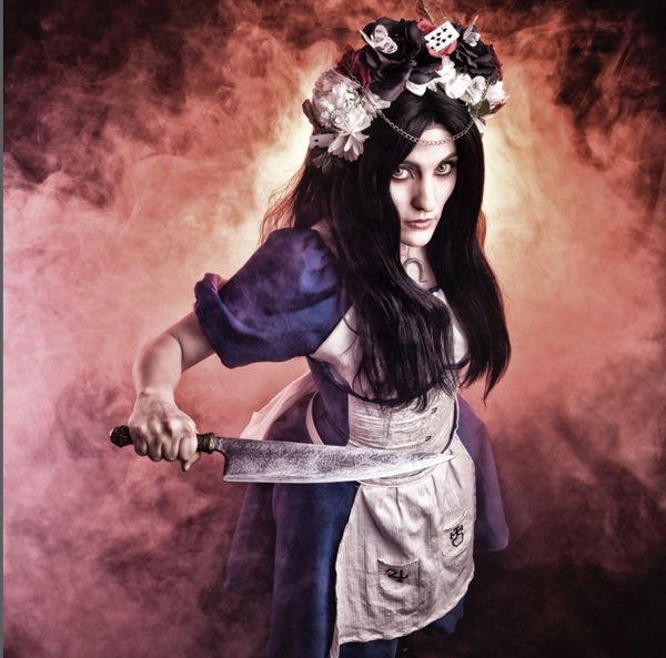 Cosplay Alice (American McGee's Alice), tablier ensanglanté, couronne fleurie et couteau de cuisine — Fabrice Fiorucci Photographe
