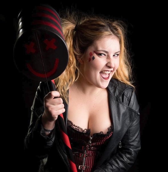 Cosplay Harley Quinn (DC), corset à lacets, veste cuir et maillet smiley fou — Fabrice Fiorucci Photographe